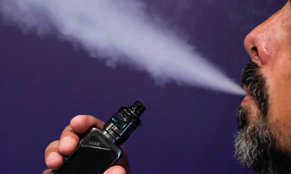 Procon Sarandi notifica 29 estabelecimentos por venda de cigarros eletrônicos; fiscalização continua